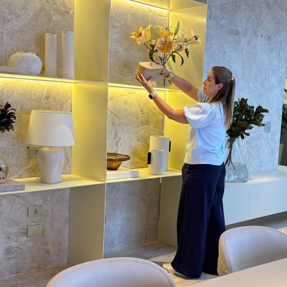 Personal organizer profissional organizando ambiente residencial