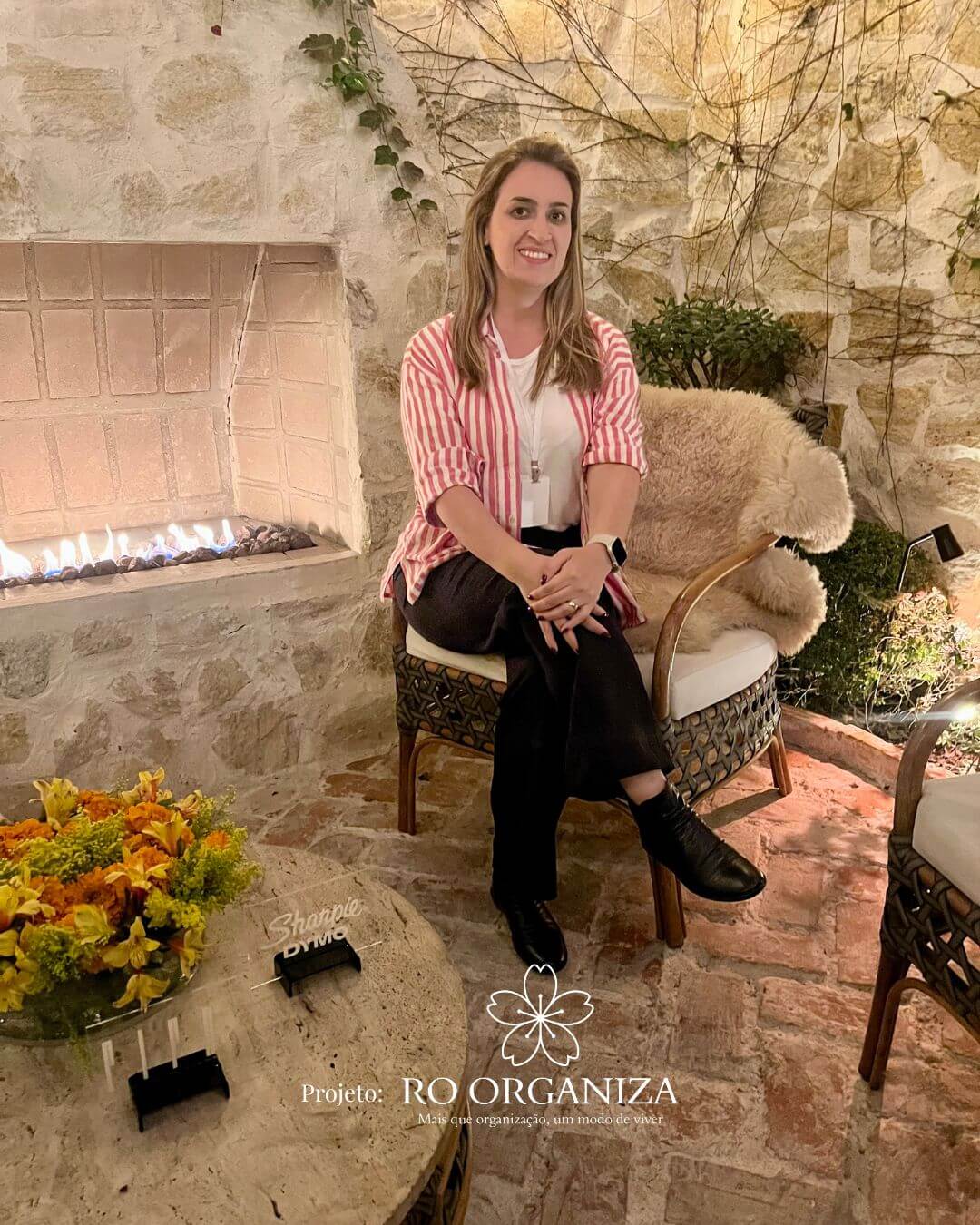 Rosangela Kubota em ambiente elegante com lareira