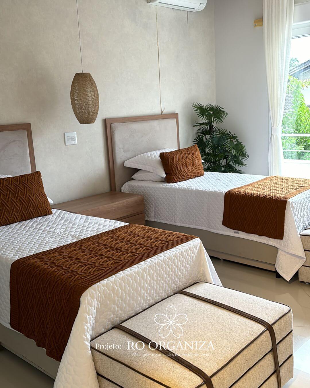 Quarto de hóspedes com duas camas organizadas e decoração harmoniosa