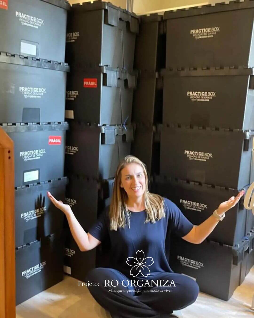 Rosangela com caixas Practice Box organizadas para mudança