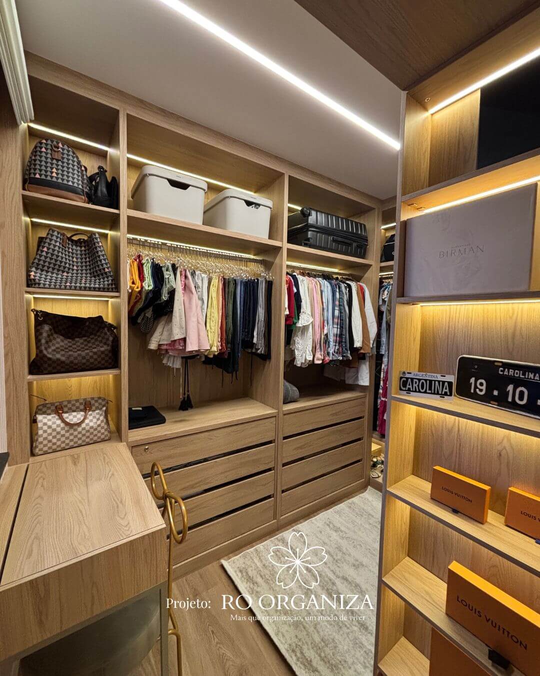 Closet de luxo com bolsas de grife Louis Vuitton organizadas