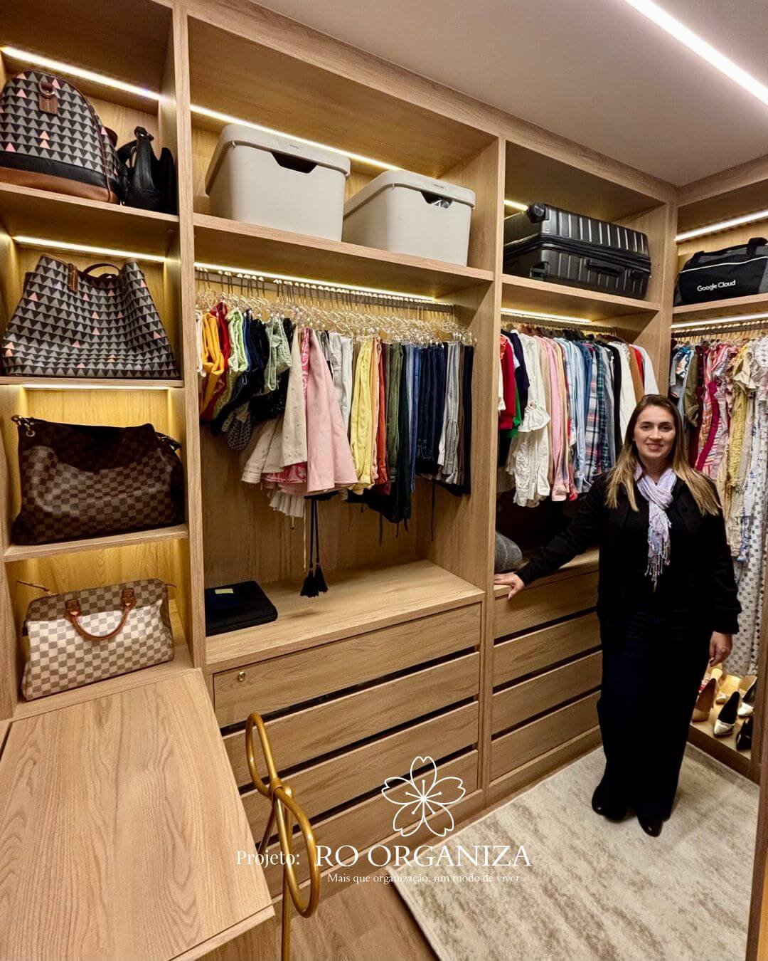 Rosangela em closet luxuoso com iluminação LED e bolsas de grife organizadas