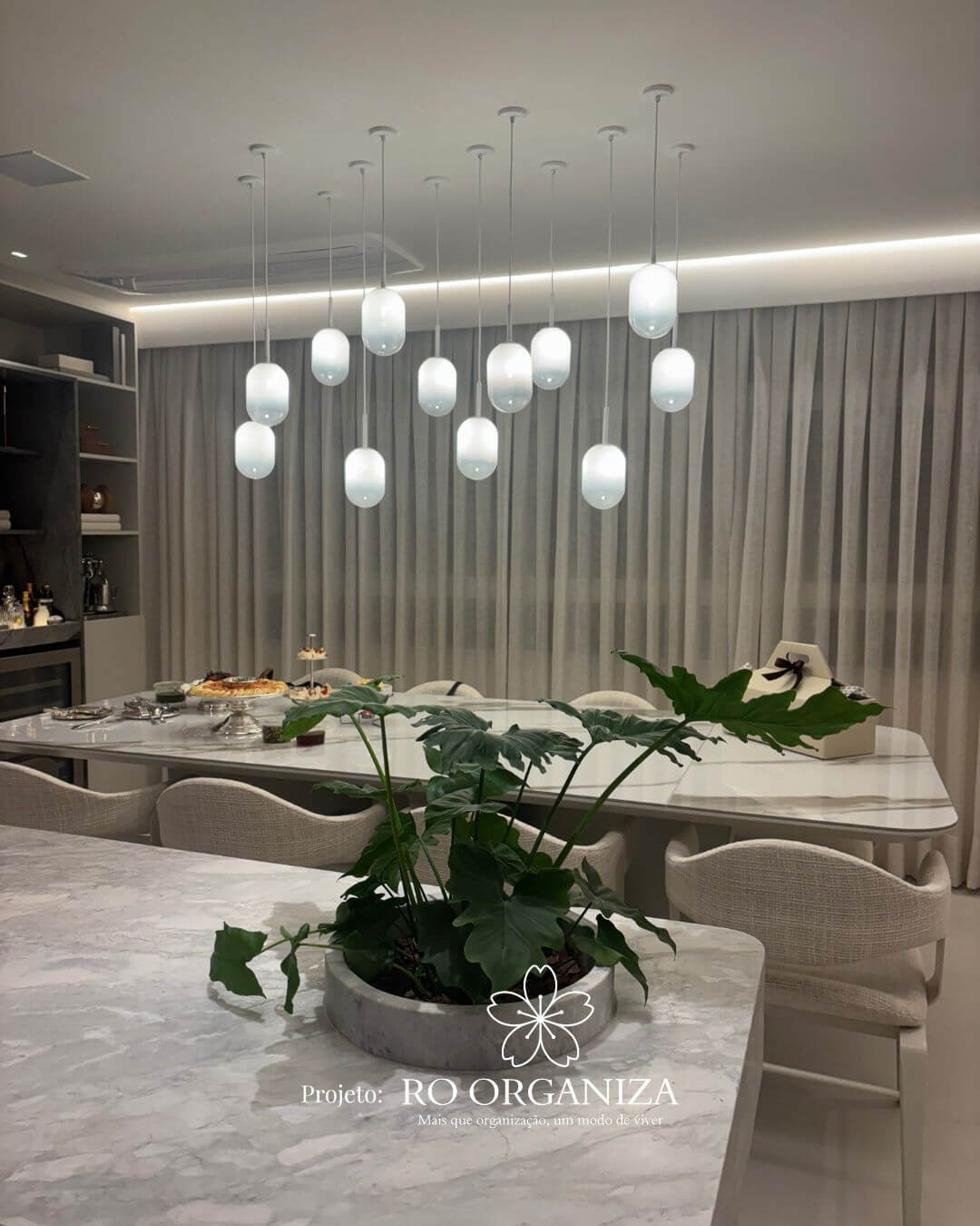 Sala de jantar com mesa de mármore