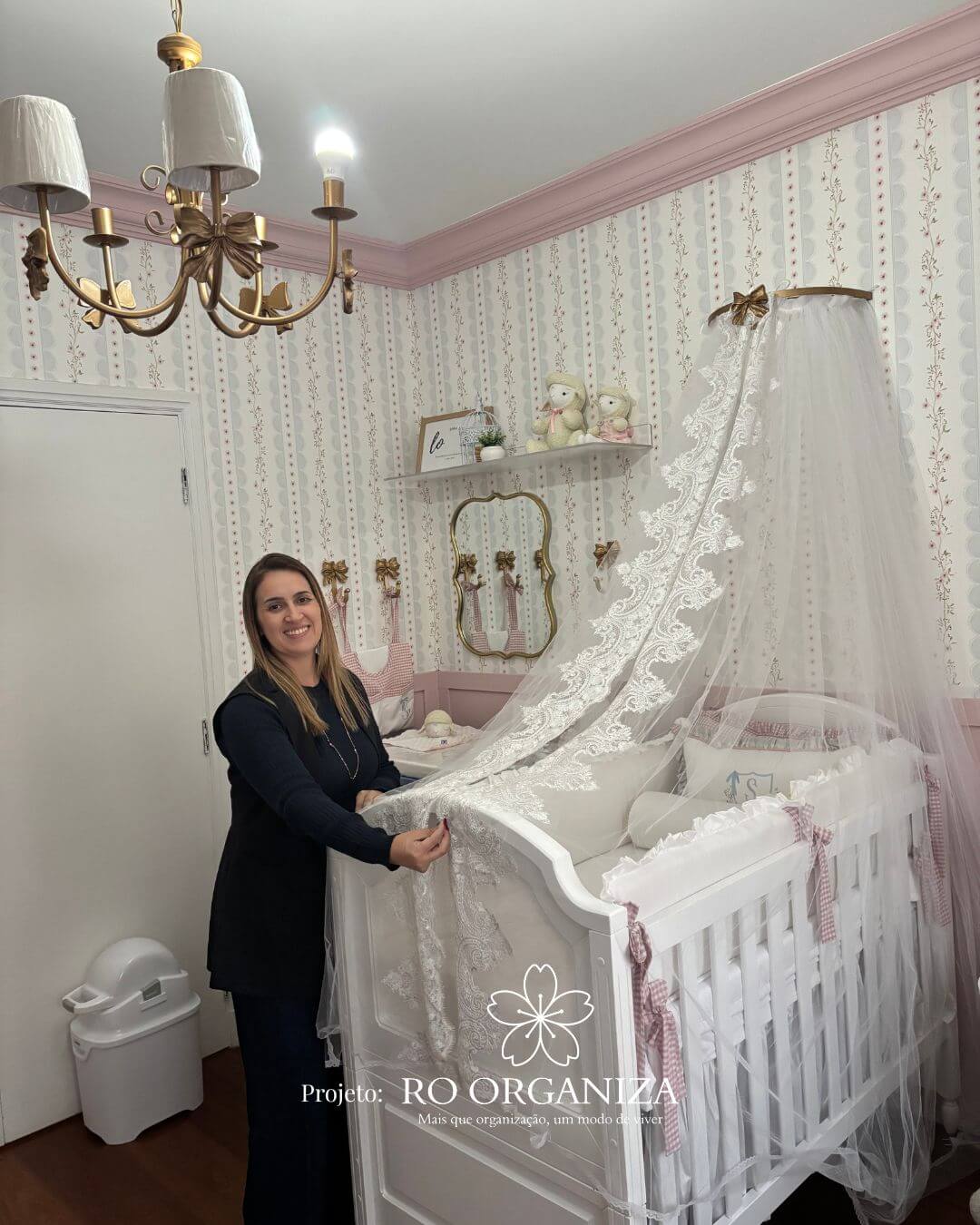 Rosangela organizando quarto de bebê com berço e decoração delicada