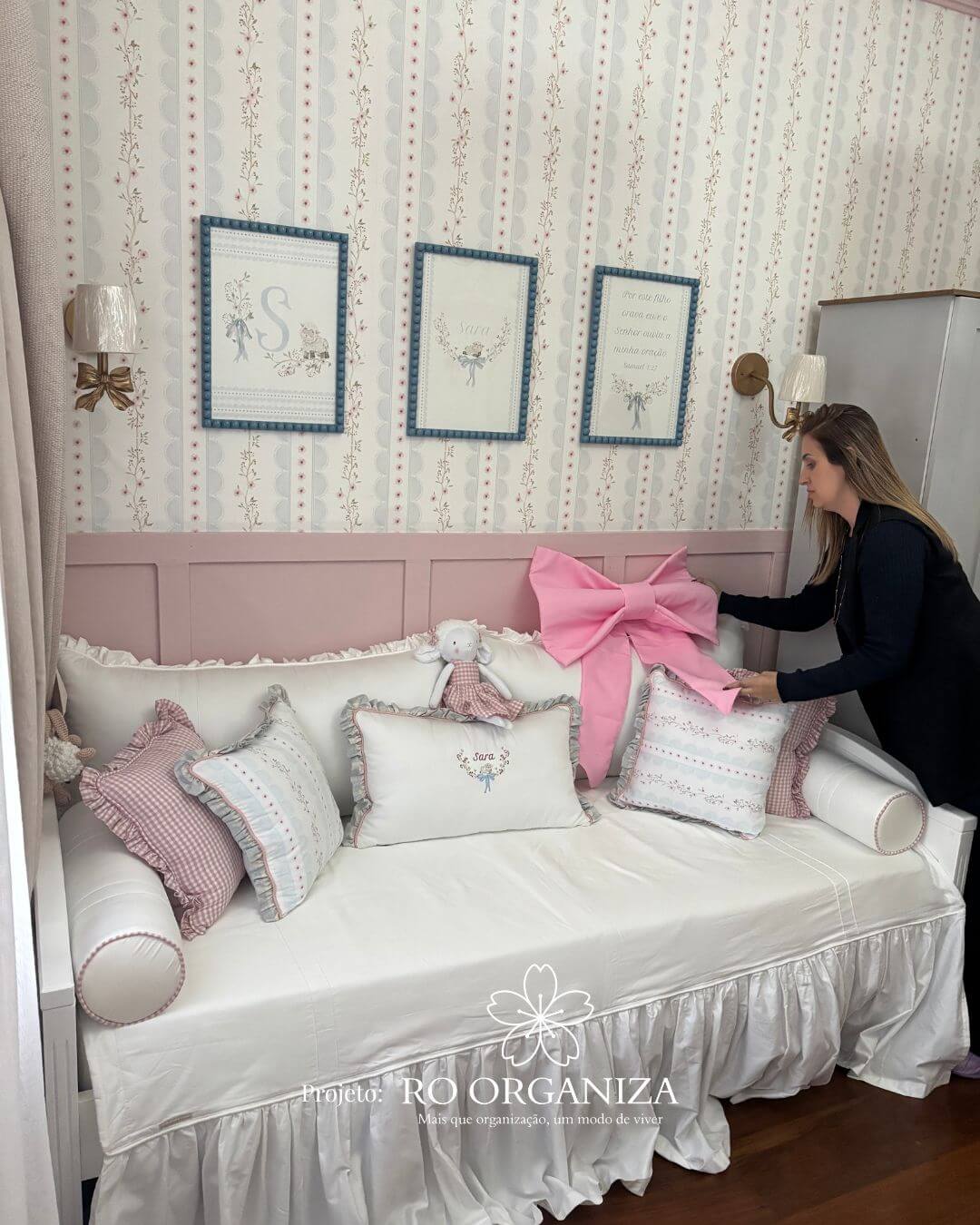 Rosangela organizando quarto de bebê com decoração delicada e papel de parede floral