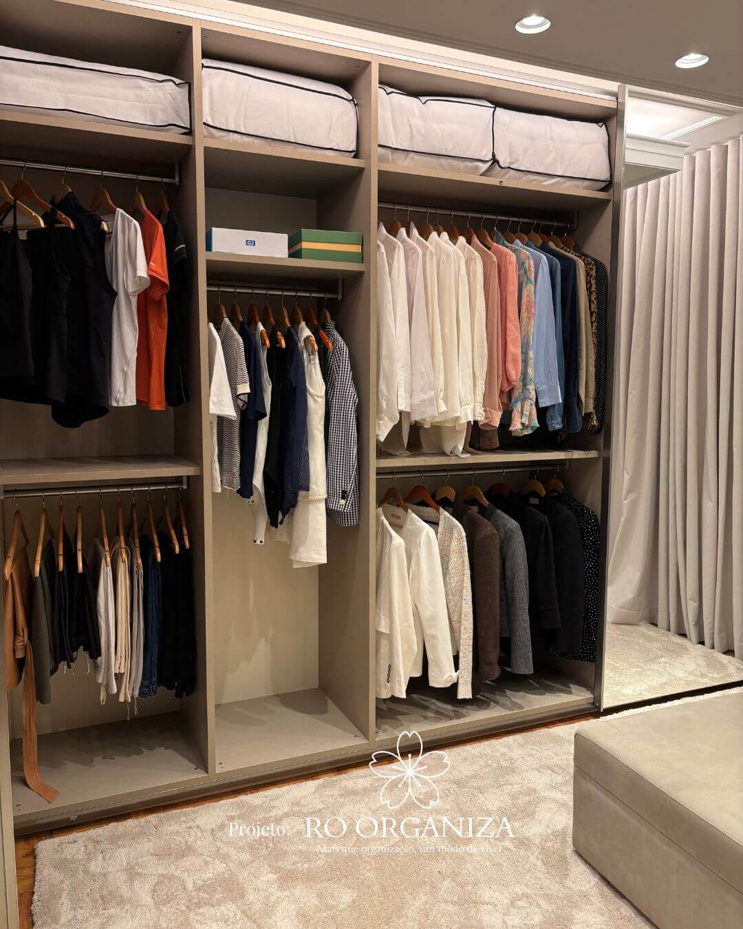 Walk-in closet com seções organizadas