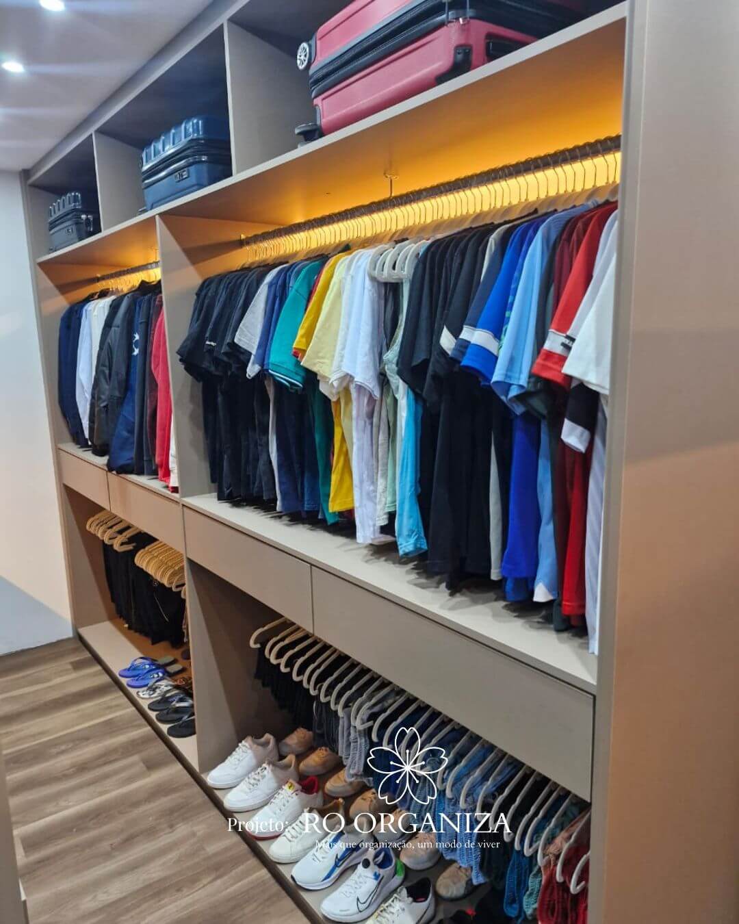 Closet organizado com roupas por cores e sapatos