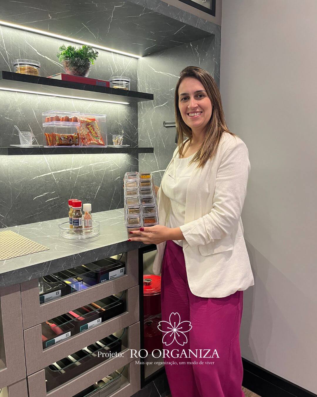 Cozinha moderna com organização de temperos