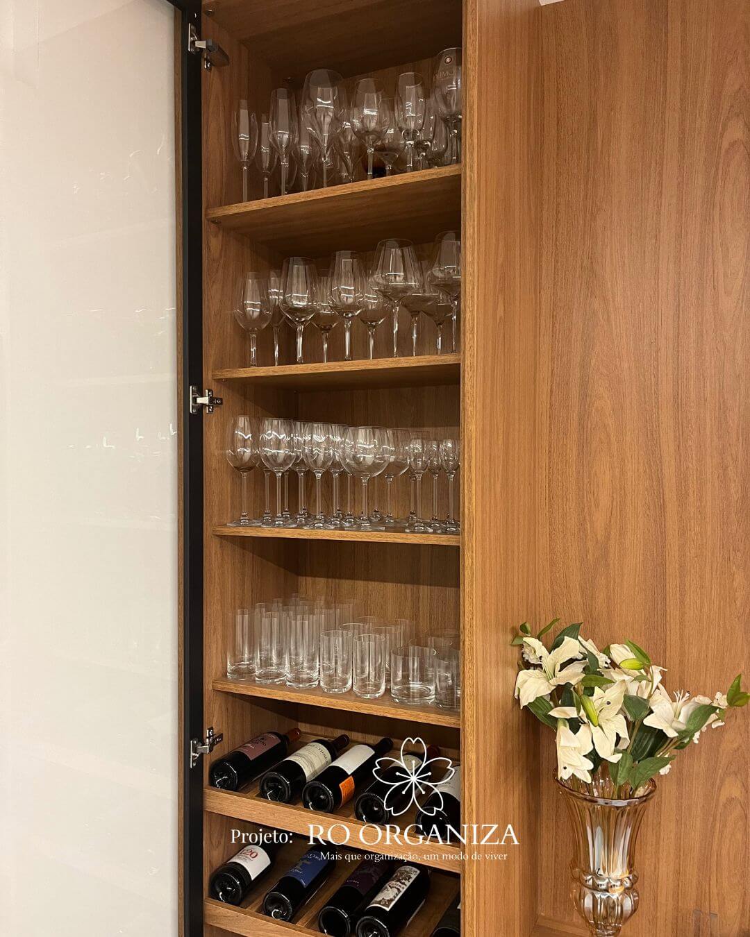 Armário organizado com taças e vinhos