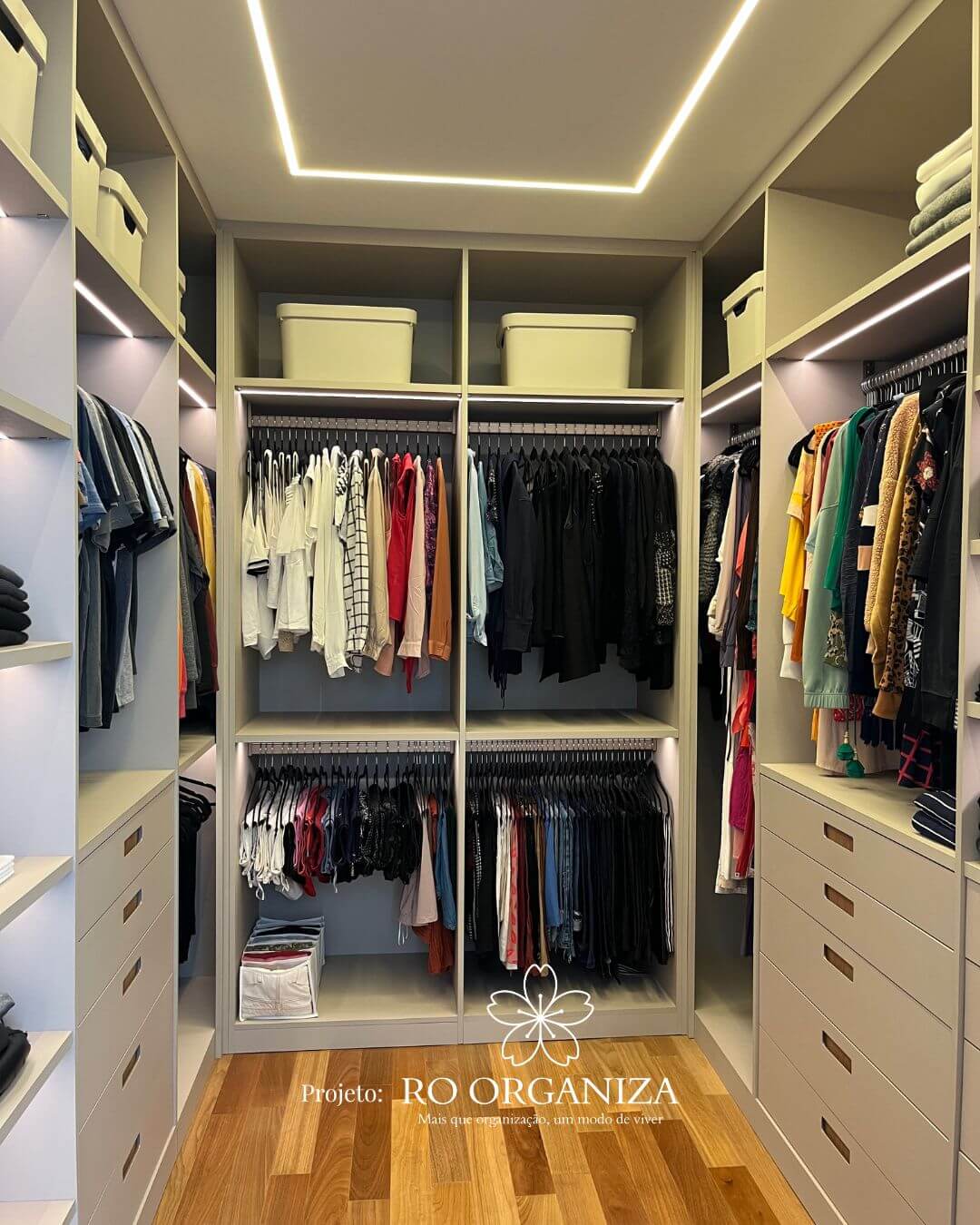 Closet com iluminação LED e organização